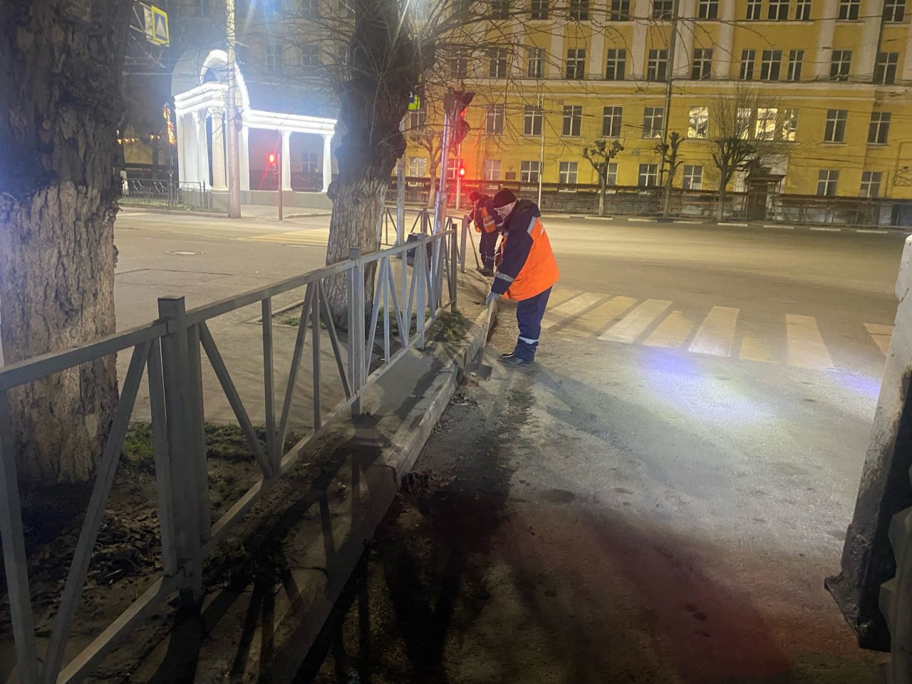В ночь на 4 декабря подбор и вывоз грунтовых наносов осуществляли на улице Циолковского, дороги общего пользования подметали во всех районах города В ночь на 4 декабря подбор и вывоз грунтовых наносов осуществляли на улице Циолковского, дороги общего пользования подметали во всех районах города