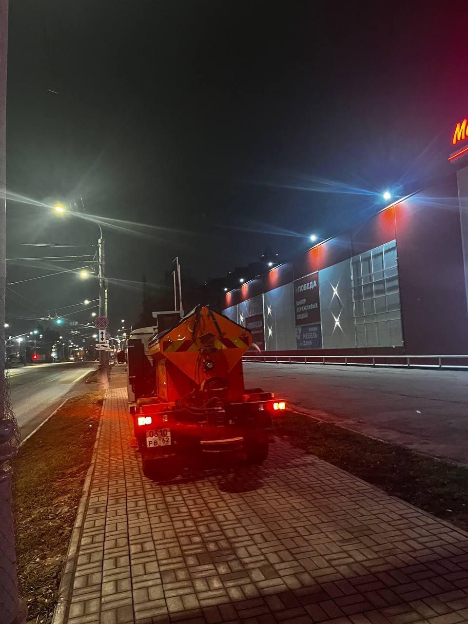 В ночь на 4 декабря подбор и вывоз грунтовых наносов осуществляли на улице Циолковского, дороги общего пользования подметали во всех районах города В ночь на 4 декабря подбор и вывоз грунтовых наносов осуществляли на улице Циолковского, дороги общего пользования подметали во всех районах города