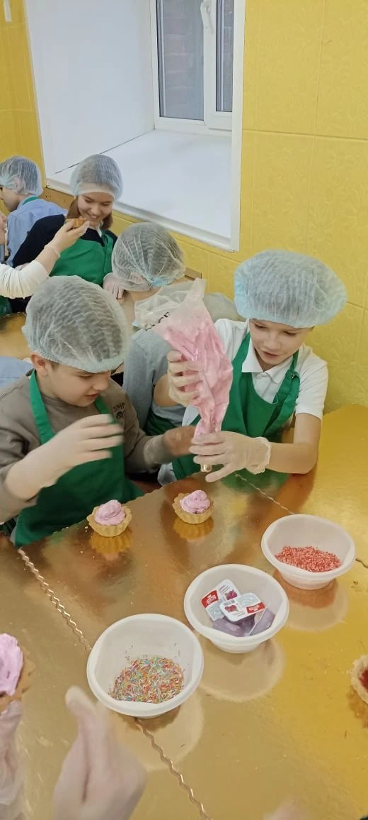 4 декабря ученики 4В класса школы №1 им. В.П. Екимецкой приняли участие в кулинарном мастер-классе, который организовали сотрудники АО «Детское питание» 4 декабря ученики 4В класса школы №1 им. В.П. Екимецкой приняли участие в кулинарном мастер-классе, который организовали сотрудники АО «Детское питание»