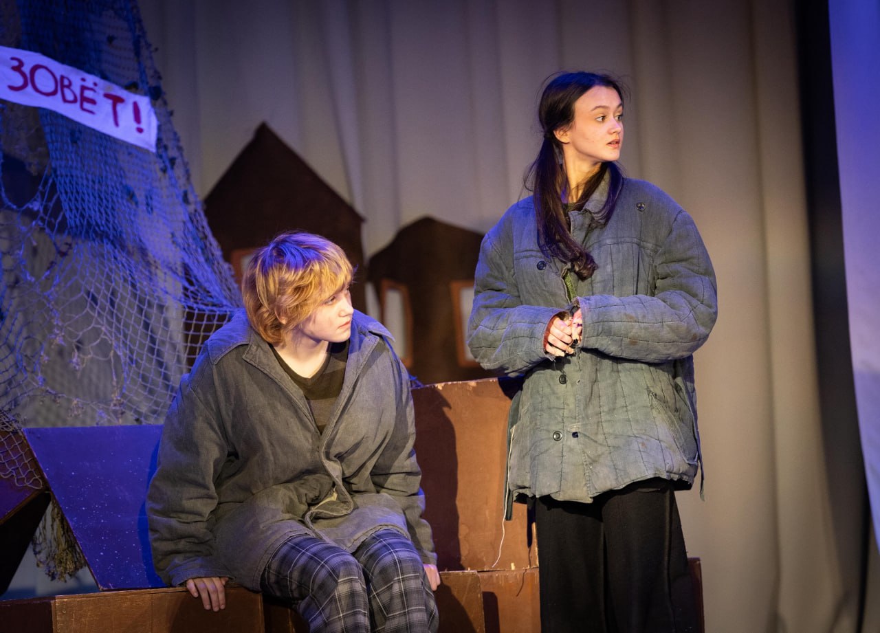 Образцовый театр-студия «Экспромт» на сцене Дворца детского творчества представил зрителям пронзительную постановку по повести Анатолия Приставкина «Солдат и мальчик», вошедшую в антологию лучших произведений о Великой... Образцовый театр-студия «Экспромт» на сцене Дворца детского творчества представил зрителям пронзительную постановку по повести Анатолия Приставкина «Солдат и мальчик», вошедшую в антологию лучших произведений о Великой...