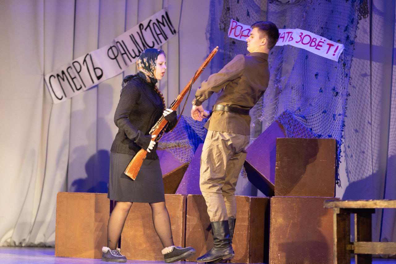 Образцовый театр-студия «Экспромт» на сцене Дворца детского творчества представил зрителям пронзительную постановку по повести Анатолия Приставкина «Солдат и мальчик», вошедшую в антологию лучших произведений о Великой... Образцовый театр-студия «Экспромт» на сцене Дворца детского творчества представил зрителям пронзительную постановку по повести Анатолия Приставкина «Солдат и мальчик», вошедшую в антологию лучших произведений о Великой...