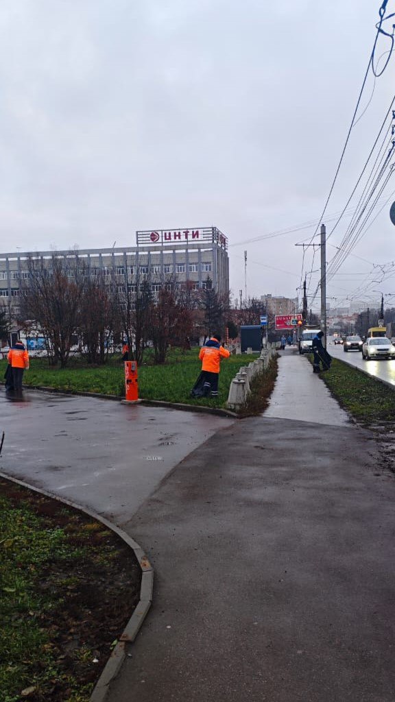 Днем 4 декабря на дороги и тротуары областного центра вышла подметально-уборочная техника ДБГ Днем 4 декабря на дороги и тротуары областного центра вышла подметально-уборочная техника ДБГ