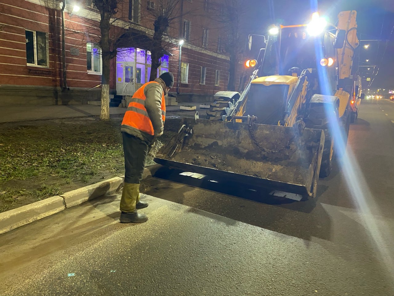 В ночь на 4 декабря подбор и вывоз грунтовых наносов осуществляли на улице Циолковского, дороги общего пользования подметали во всех районах города В ночь на 4 декабря подбор и вывоз грунтовых наносов осуществляли на улице Циолковского, дороги общего пользования подметали во всех районах города