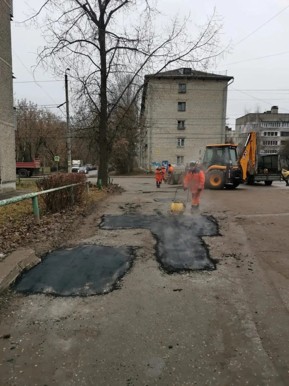 Днем 4 декабря на дороги и тротуары областного центра вышла подметально-уборочная техника ДБГ Днем 4 декабря на дороги и тротуары областного центра вышла подметально-уборочная техника ДБГ