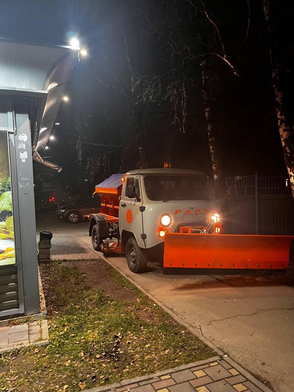 В ночь на 4 декабря подбор и вывоз грунтовых наносов осуществляли на улице Циолковского, дороги общего пользования подметали во всех районах города