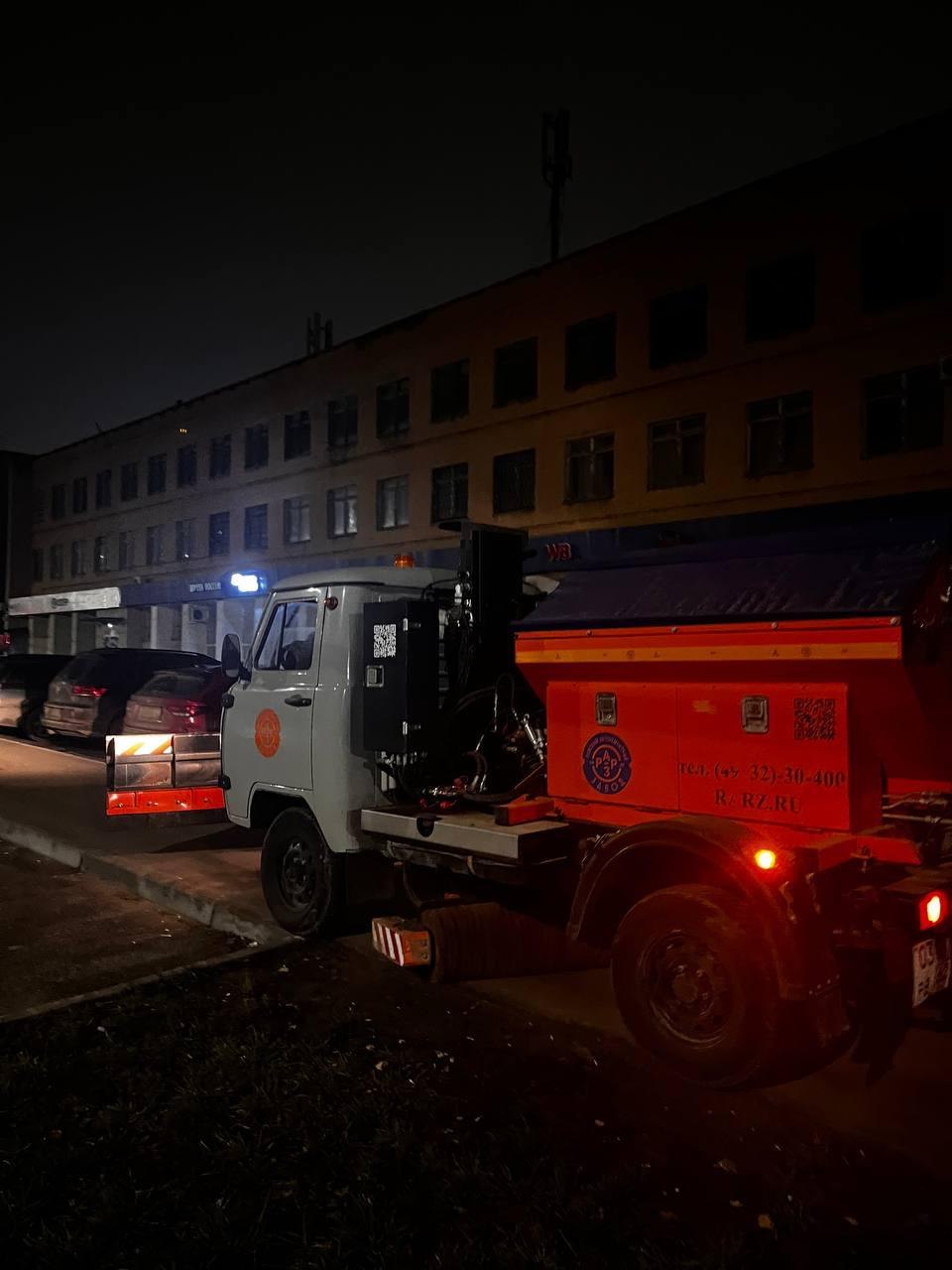 В ночь на 4 декабря подбор и вывоз грунтовых наносов осуществляли на улице Циолковского, дороги общего пользования подметали во всех районах города В ночь на 4 декабря подбор и вывоз грунтовых наносов осуществляли на улице Циолковского, дороги общего пользования подметали во всех районах города