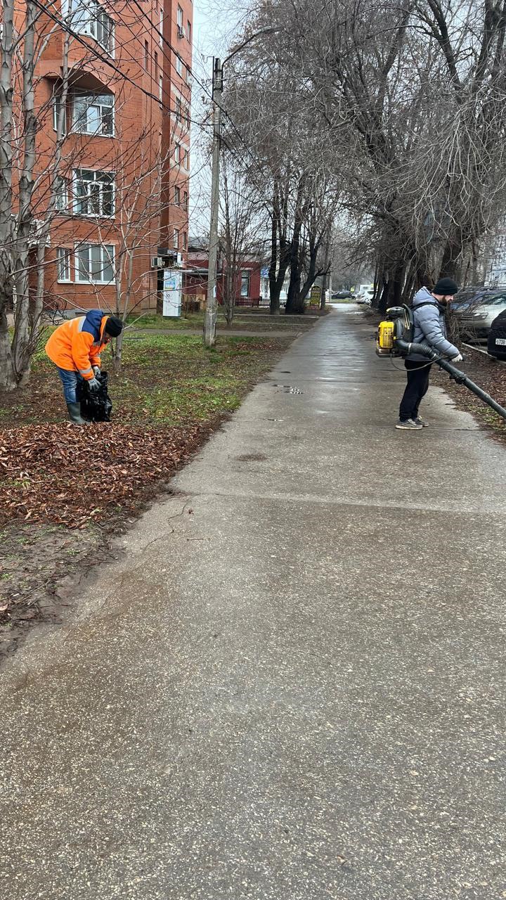 Днем 4 декабря на дороги и тротуары областного центра вышла подметально-уборочная техника ДБГ Днем 4 декабря на дороги и тротуары областного центра вышла подметально-уборочная техника ДБГ