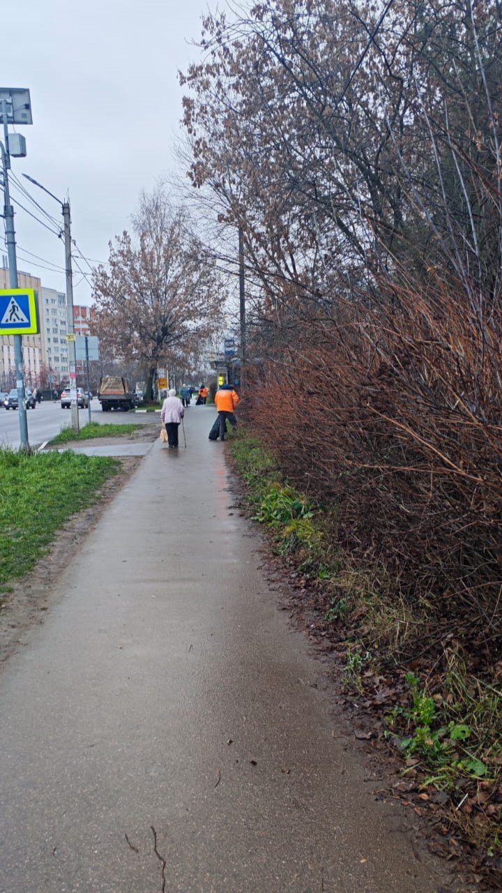 Днем 4 декабря на дороги и тротуары областного центра вышла подметально-уборочная техника ДБГ Днем 4 декабря на дороги и тротуары областного центра вышла подметально-уборочная техника ДБГ