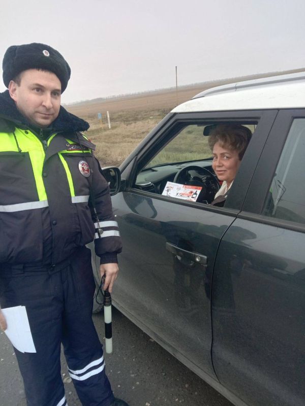 Сотрудники Госавтоинспекции Шиловского района провели профилактическую акцию «5 факторов дорожной безопасности», направленную на профилактику дорожно-транспортных происшествий с раздачей тематических памяток