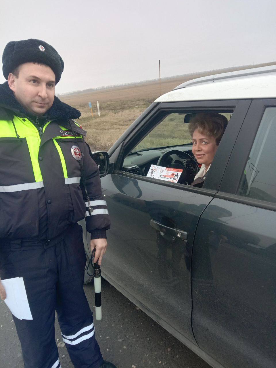 Сотрудники Госавтоинспекции Шиловского района провели профилактическую акцию «5 факторов дорожной безопасности», направленную на профилактику дорожно-транспортных происшествий с раздачей тематических памяток