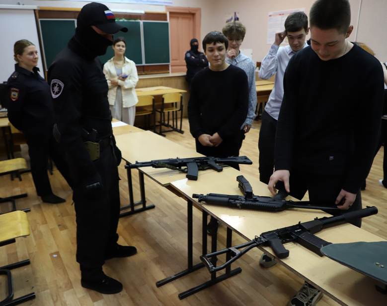 Полицейские провели в школе №1 города Рязани профилактическую акцию «Рязань – наш безопасный дом» Полицейские провели в школе №1 города Рязани профилактическую акцию «Рязань – наш безопасный дом»