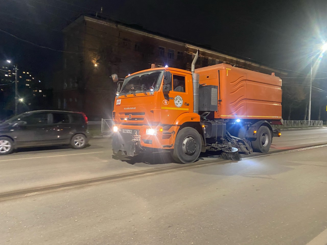 В ночь на 5 декабря бригады мехуборки чистили проезжую часть на улицах Чкалова (от Первомайского проспекта до Вокзальной), проезд Завражнова В ночь на 5 декабря бригады мехуборки чистили проезжую часть на улицах Чкалова (от Первомайского проспекта до Вокзальной), проезд Завражнова