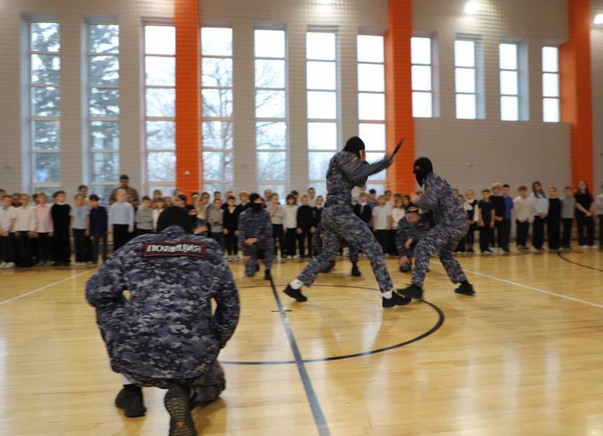 Полицейские провели в школе №1 города Рязани профилактическую акцию «Рязань – наш безопасный дом» Полицейские провели в школе №1 города Рязани профилактическую акцию «Рязань – наш безопасный дом»