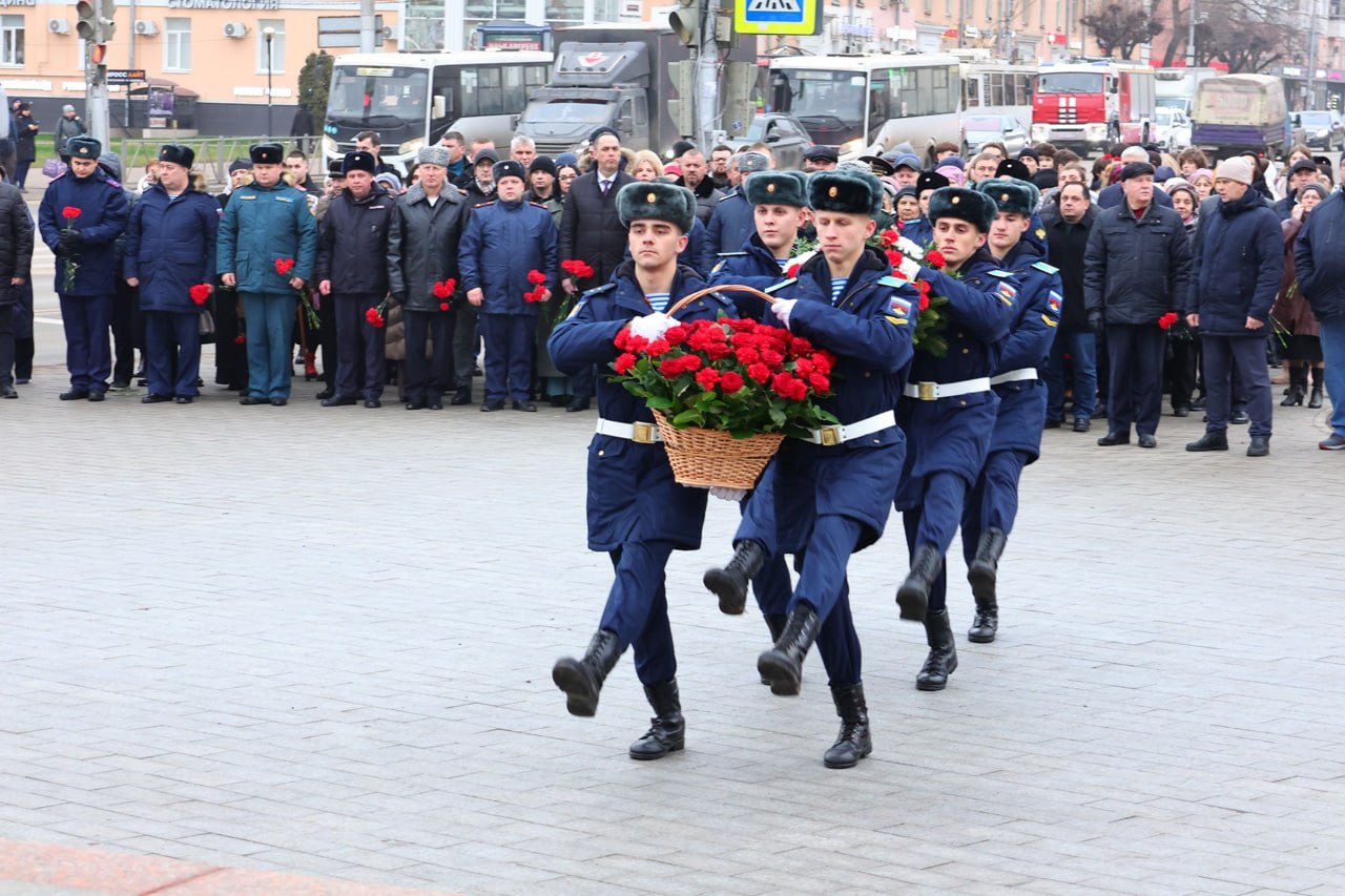 5 декабря на площади Победы прошло памятное мероприятие, посвященное 84-й годовщине начала контрнаступления советских войск в битве под Москвой 5 декабря на площади Победы прошло памятное мероприятие, посвященное 84-й годовщине начала контрнаступления советских войск в битве под Москвой