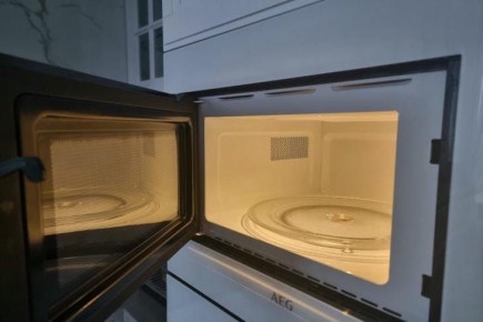 Чистка микроволновки уксусом: простой способ удалить застарелый жир и запахи без химии