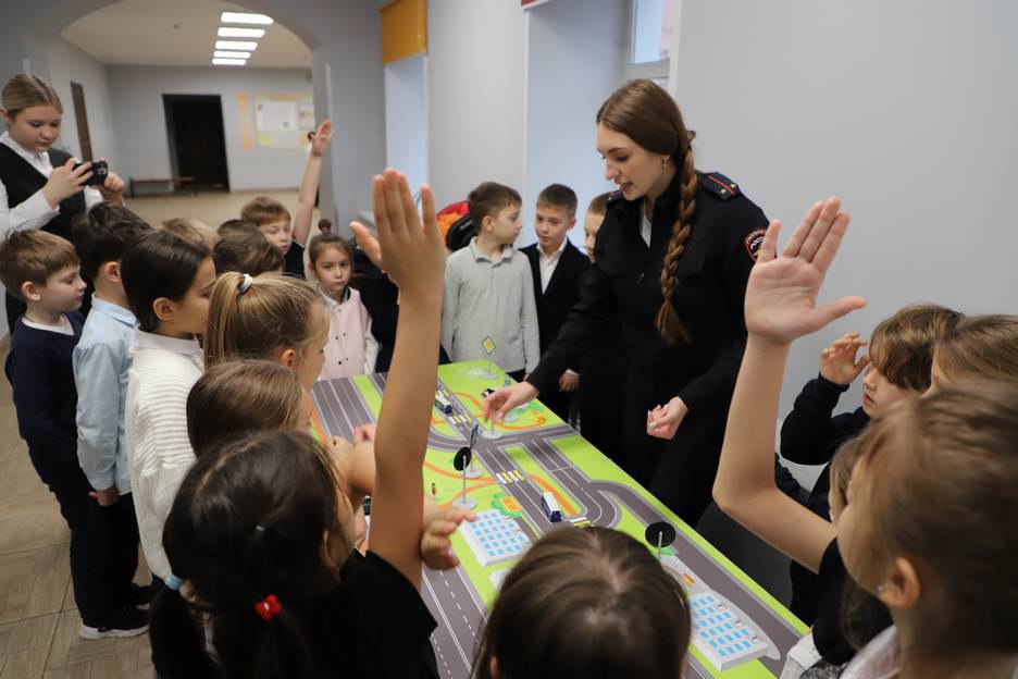 Полицейские провели в школе №1 города Рязани профилактическую акцию «Рязань – наш безопасный дом» Полицейские провели в школе №1 города Рязани профилактическую акцию «Рязань – наш безопасный дом»