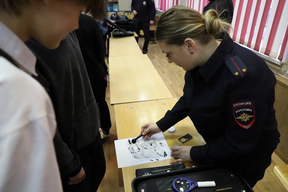 Полицейские провели в школе №1 города Рязани профилактическую акцию «Рязань – наш безопасный дом» Полицейские провели в школе №1 города Рязани профилактическую акцию «Рязань – наш безопасный дом»
