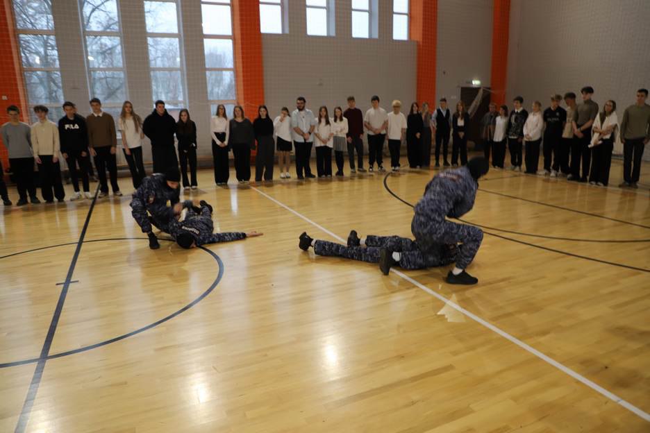 Полицейские провели в школе №1 города Рязани профилактическую акцию «Рязань – наш безопасный дом» Полицейские провели в школе №1 города Рязани профилактическую акцию «Рязань – наш безопасный дом»
