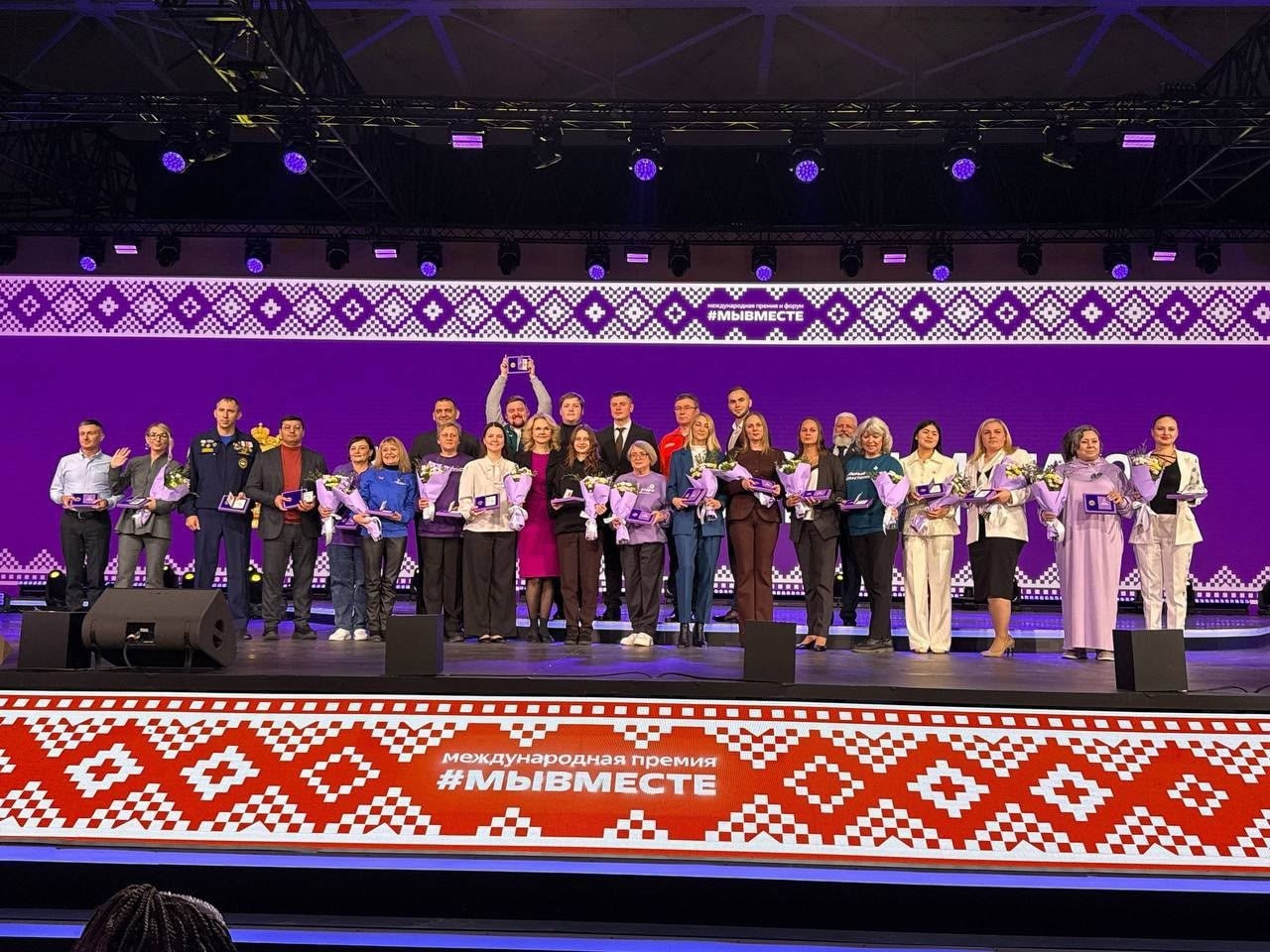 В Национальном центре «Россия» в рамках проведения Международного форума гражданского участия #МЫВМЕСТЕ Заместитель Председателя Правительства Российской Федерации Татьяна Голикова вручила знаки «Доброволец России» лучшим... В Национальном центре «Россия» в рамках проведения Международного форума гражданского участия #МЫВМЕСТЕ Заместитель Председателя Правительства Российской Федерации Татьяна Голикова вручила знаки «Доброволец России» лучшим...