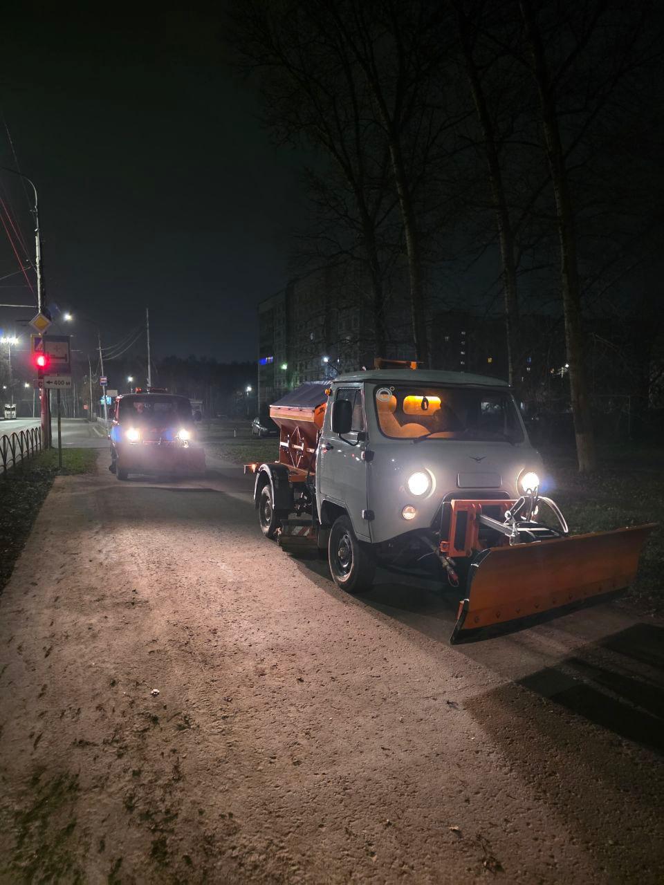 В ночь на 5 декабря бригады мехуборки чистили проезжую часть на улицах Чкалова (от Первомайского проспекта до Вокзальной), проезд Завражнова В ночь на 5 декабря бригады мехуборки чистили проезжую часть на улицах Чкалова (от Первомайского проспекта до Вокзальной), проезд Завражнова