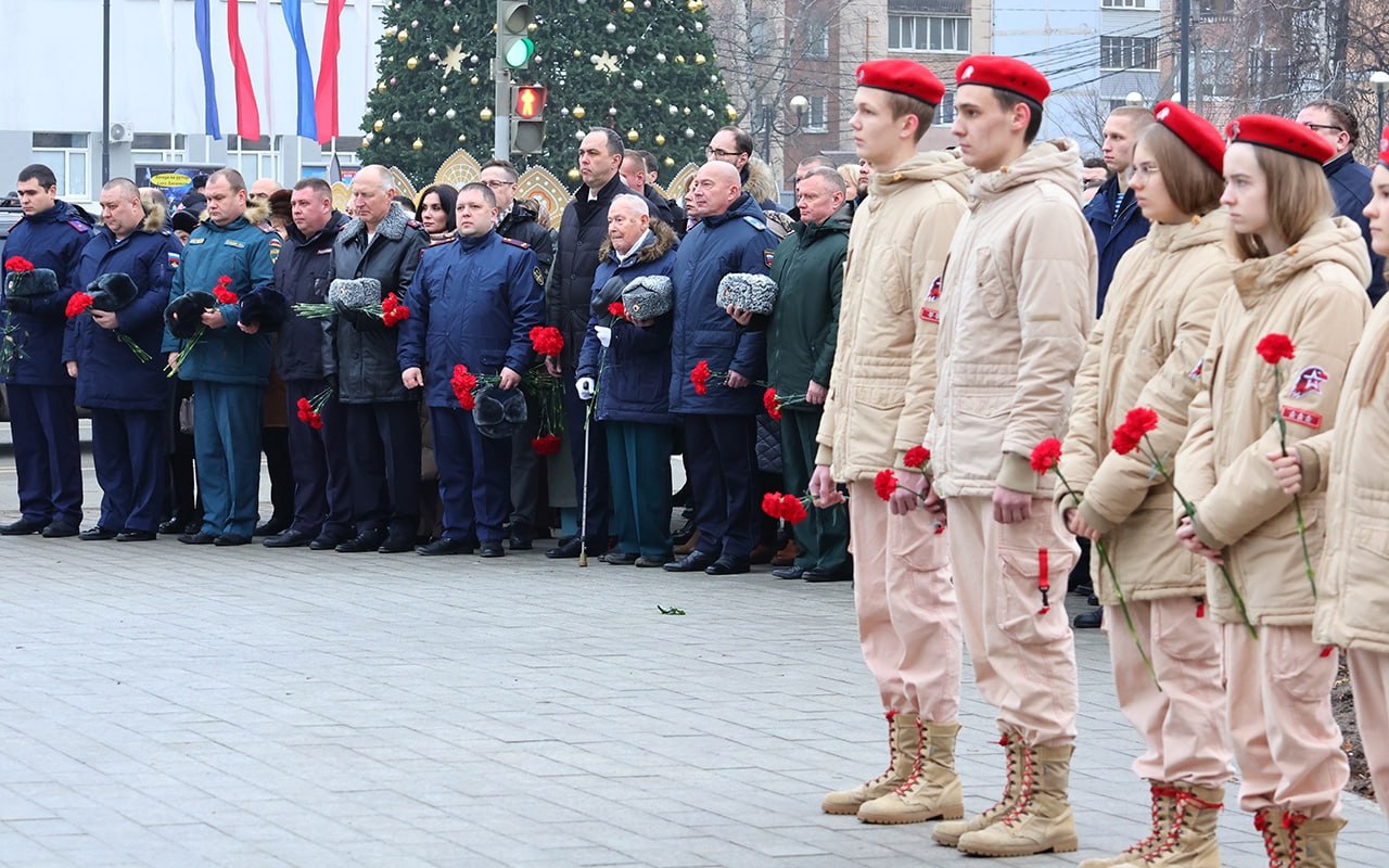 5 декабря на площади Победы прошло памятное мероприятие, посвященное 84-й годовщине начала контрнаступления советских войск в битве под Москвой 5 декабря на площади Победы прошло памятное мероприятие, посвященное 84-й годовщине начала контрнаступления советских войск в битве под Москвой