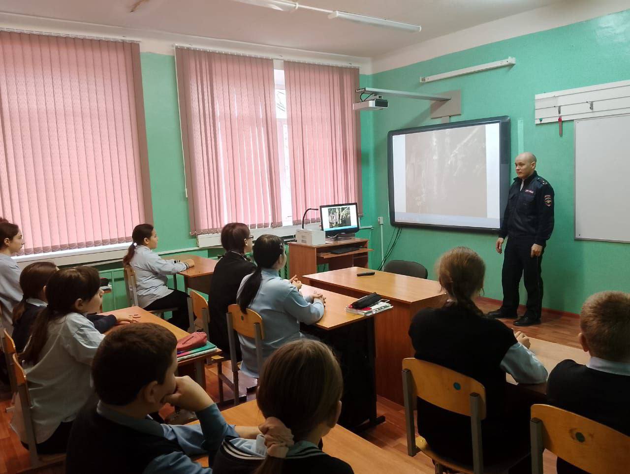 Сотрудник Госавтоинспекции в Сараевском районе провел профилактическое мероприятие в рамках акции «Верный шаг», с учениками МБОУ «Новобокинская СОШ», на тему соблюдения ПДД пешеходами Сотрудник Госавтоинспекции в Сараевском районе провел профилактическое мероприятие в рамках акции «Верный шаг», с учениками МБОУ «Новобокинская СОШ», на тему соблюдения ПДД пешеходами