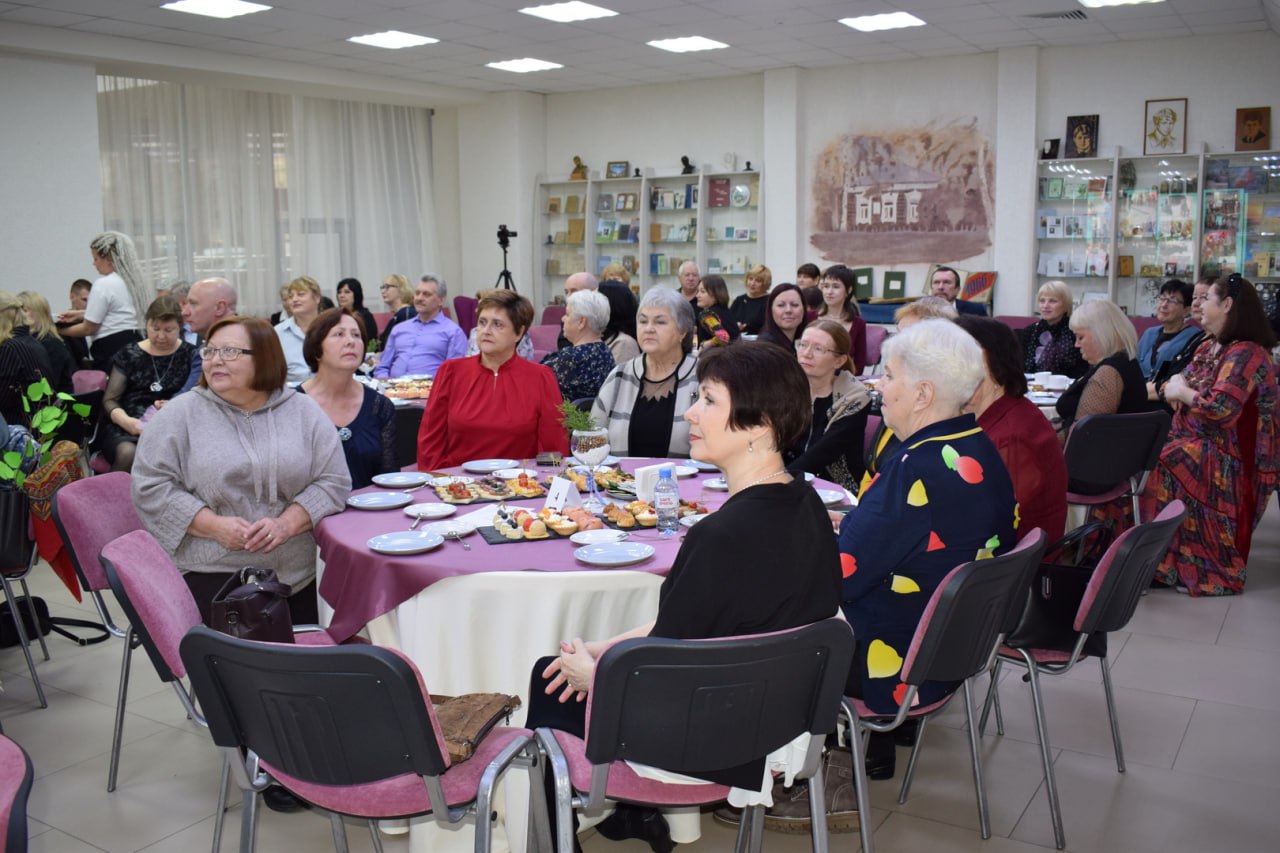 5 декабря в Центральной городской библиотеке им. С.А. Есенина состоялся праздник, посвященный 85-летию со дня ее основания 5 декабря в Центральной городской библиотеке им. С.А. Есенина состоялся праздник, посвященный 85-летию со дня ее основания