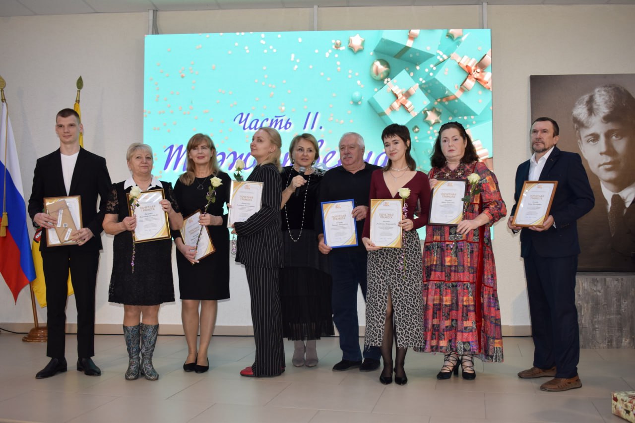 5 декабря в Центральной городской библиотеке им. С.А. Есенина состоялся праздник, посвященный 85-летию со дня ее основания 5 декабря в Центральной городской библиотеке им. С.А. Есенина состоялся праздник, посвященный 85-летию со дня ее основания