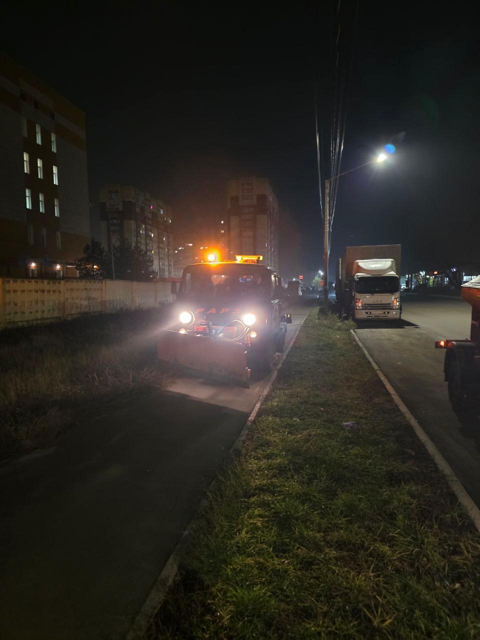 В ночь на 5 декабря бригады мехуборки чистили проезжую часть на улицах Чкалова (от Первомайского проспекта до Вокзальной), проезд Завражнова В ночь на 5 декабря бригады мехуборки чистили проезжую часть на улицах Чкалова (от Первомайского проспекта до Вокзальной), проезд Завражнова