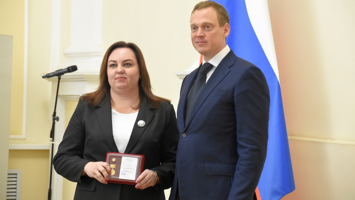 Глава региона Павел Малков вручил знаки губернатора «Доброволец Рязанской области» волонтерам Глава региона Павел Малков вручил знаки губернатора «Доброволец Рязанской области» волонтерам