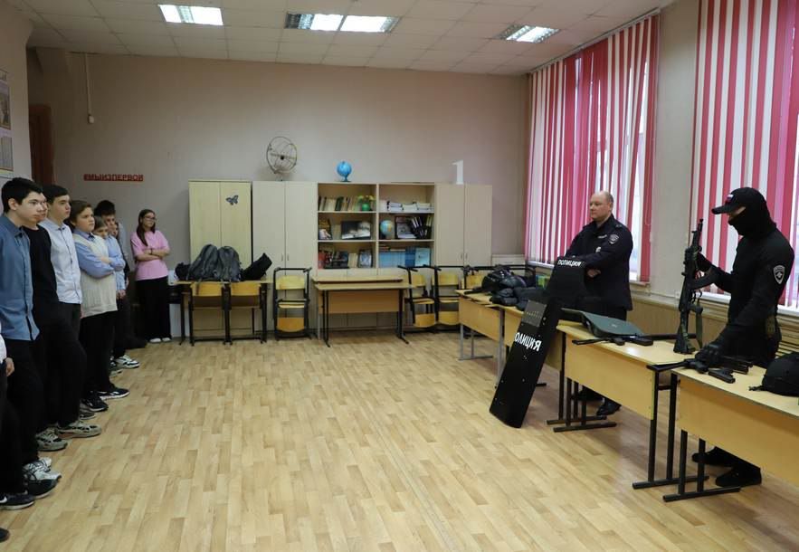 Полицейские провели в школе №1 города Рязани профилактическую акцию «Рязань – наш безопасный дом»
