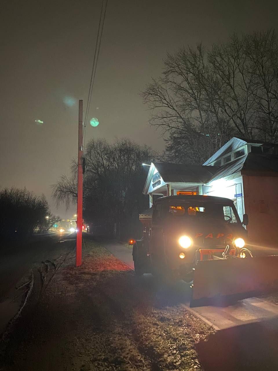 В ночь на 5 декабря бригады мехуборки чистили проезжую часть на улицах Чкалова (от Первомайского проспекта до Вокзальной), проезд Завражнова В ночь на 5 декабря бригады мехуборки чистили проезжую часть на улицах Чкалова (от Первомайского проспекта до Вокзальной), проезд Завражнова