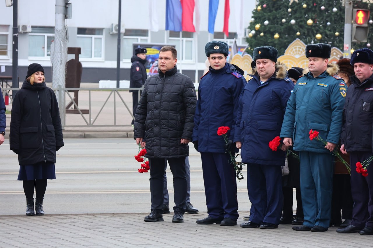 5 декабря на площади Победы прошло памятное мероприятие, посвященное 84-й годовщине начала контрнаступления советских войск в битве под Москвой 5 декабря на площади Победы прошло памятное мероприятие, посвященное 84-й годовщине начала контрнаступления советских войск в битве под Москвой