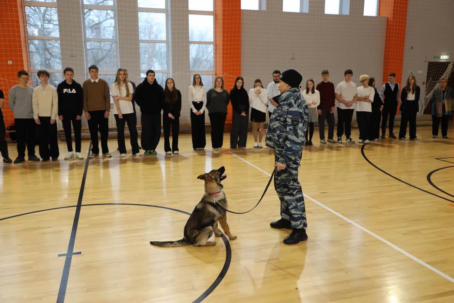 Полицейские провели в школе №1 города Рязани профилактическую акцию «Рязань – наш безопасный дом» Полицейские провели в школе №1 города Рязани профилактическую акцию «Рязань – наш безопасный дом»
