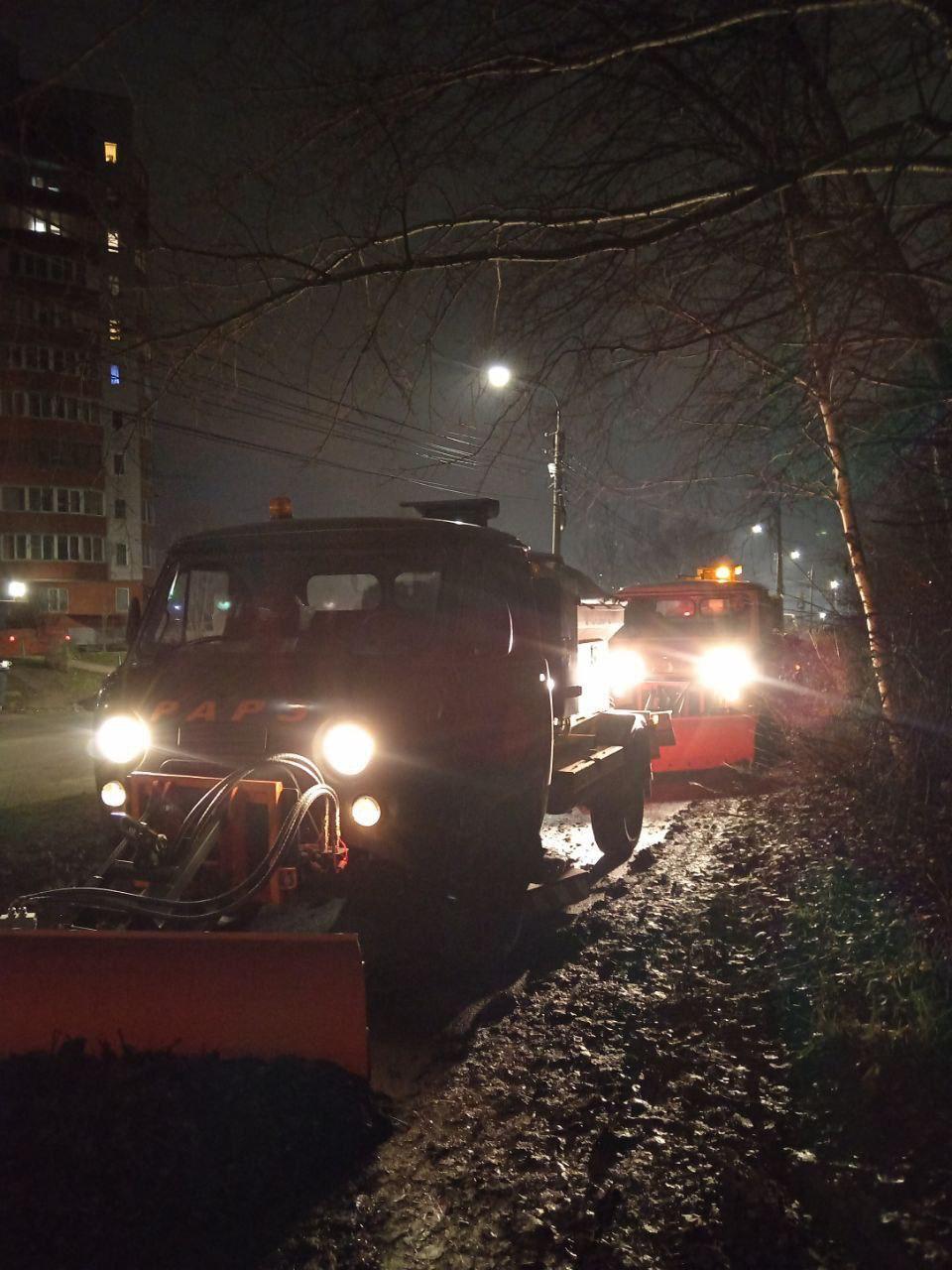 В ночь на 5 декабря бригады мехуборки чистили проезжую часть на улицах Чкалова (от Первомайского проспекта до Вокзальной), проезд Завражнова