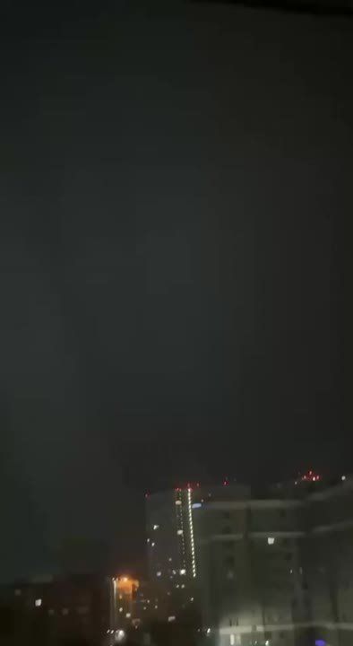 Один из украинских дронов-камикадзе, атаковавших Рязань, врезался/упал на крышу многоэтажного дома