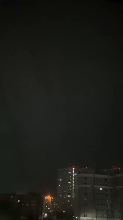 Беспилотник ВСУ врезался в многоэтажку в Рязани