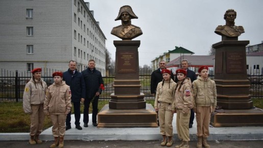 В Ряжске у школы № 2 открыли бюсты Александру Суворову, Михаилу Кутузову и Федору Ушакову