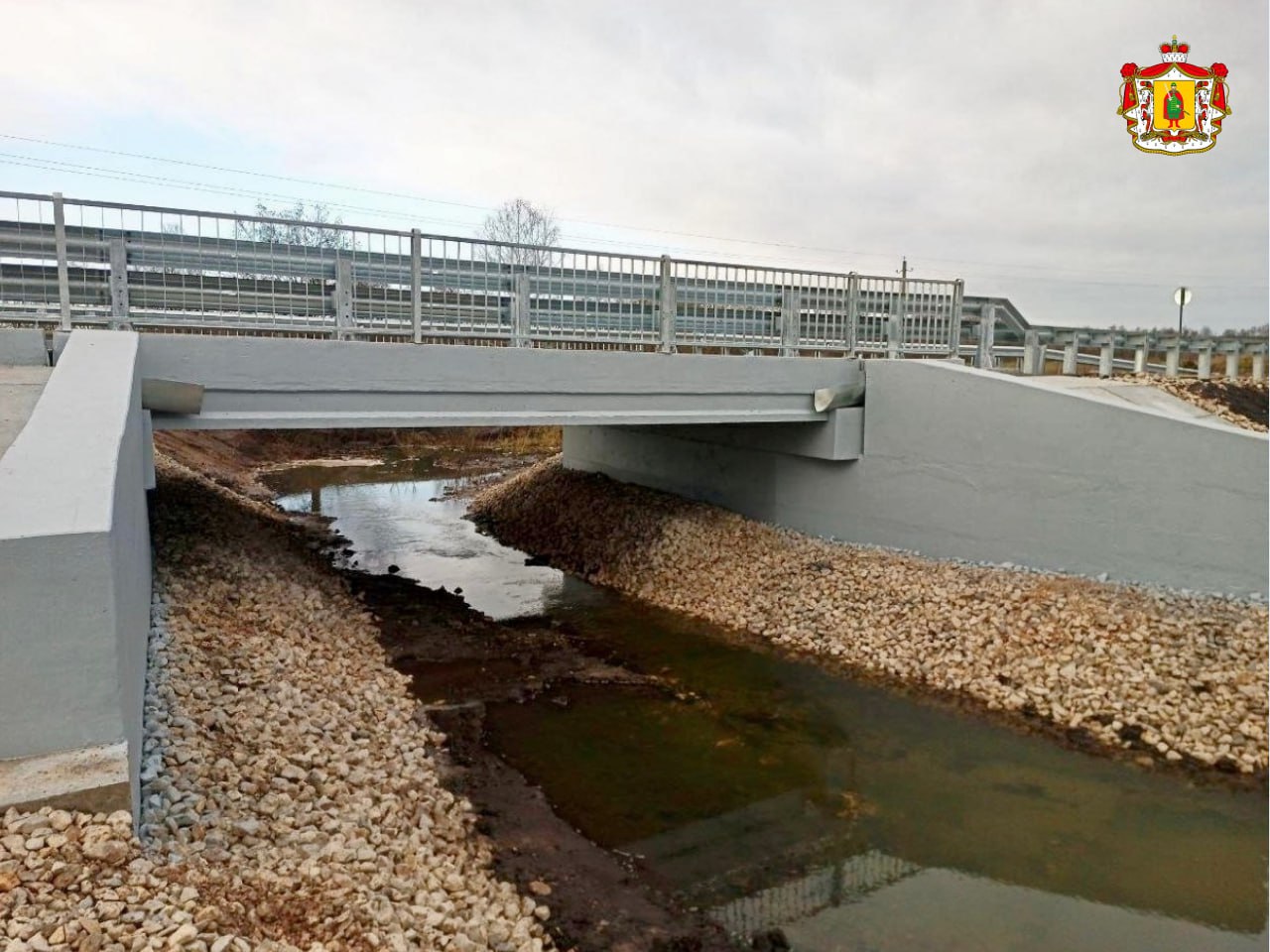 В Ухоловском районе в рамках нацпроекта «Инфраструктура для жизни» отремонтировали мост через ручей на автодороге Покровское – Канино