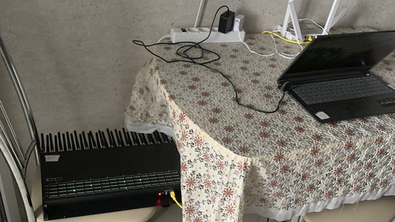 В Рязани под стражу заключена супружеская пара, организовавшая для телефонных аферистов узлы связи В Рязани под стражу заключена супружеская пара, организовавшая для телефонных аферистов узлы связи