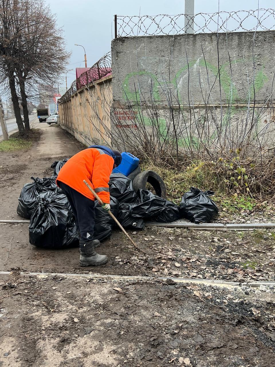 Днем 8 декабря сотрудники ДБГ проводят комплексные работы по уборке дороги и тротуаров на улице Чкалова Днем 8 декабря сотрудники ДБГ проводят комплексные работы по уборке дороги и тротуаров на улице Чкалова