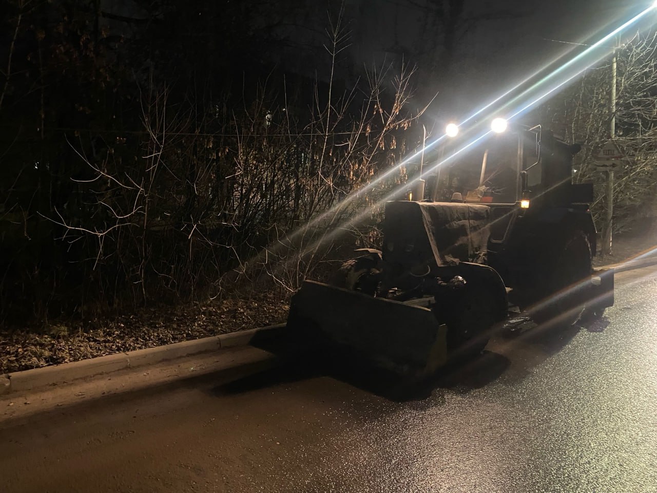 В ночь на 8 декабря подбор и вывоз грунтовых наносов осуществляли в микрорайоне Октябрьский городок В ночь на 8 декабря подбор и вывоз грунтовых наносов осуществляли в микрорайоне Октябрьский городок