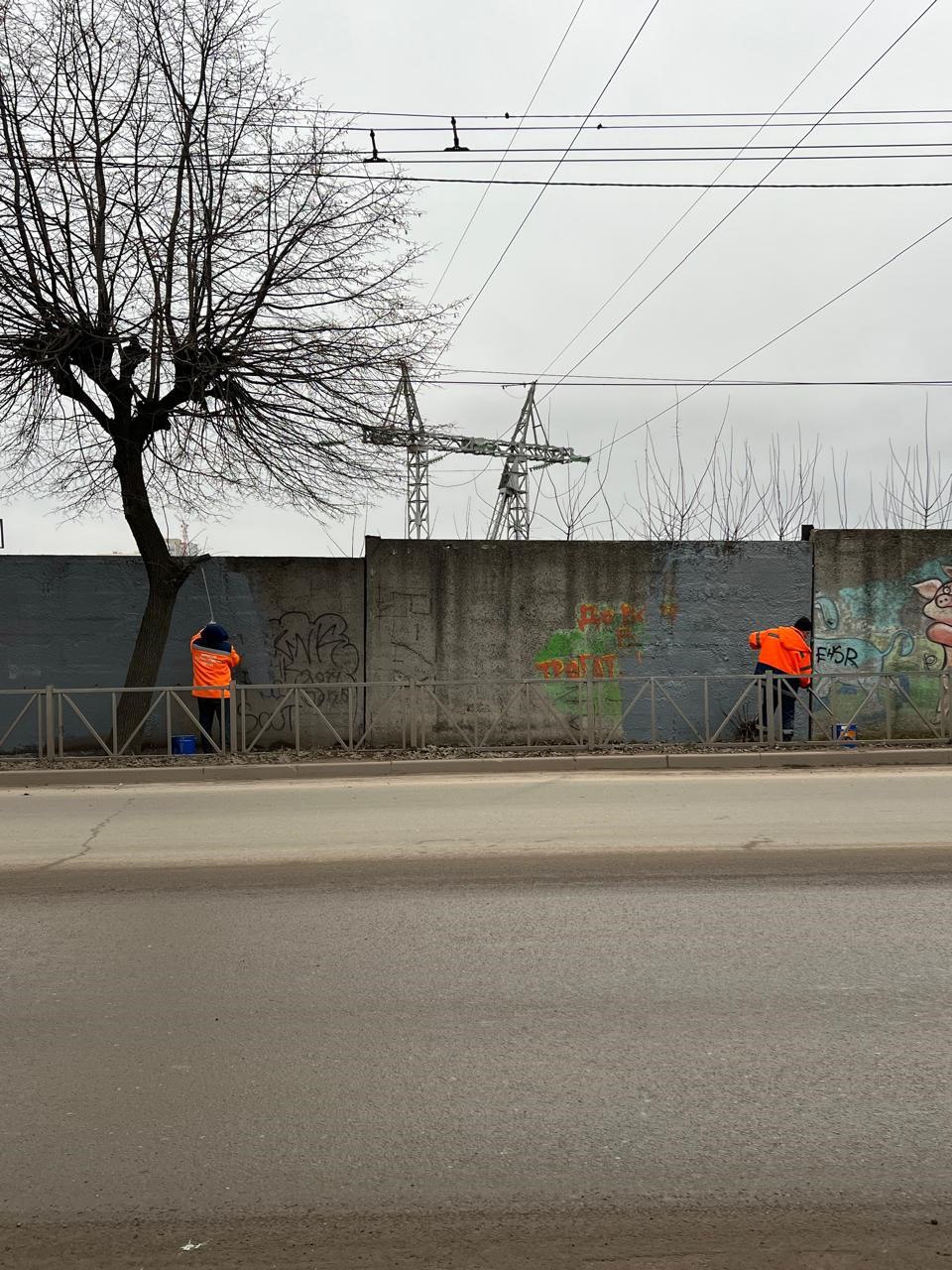 Днем 8 декабря сотрудники ДБГ проводят комплексные работы по уборке дороги и тротуаров на улице Чкалова