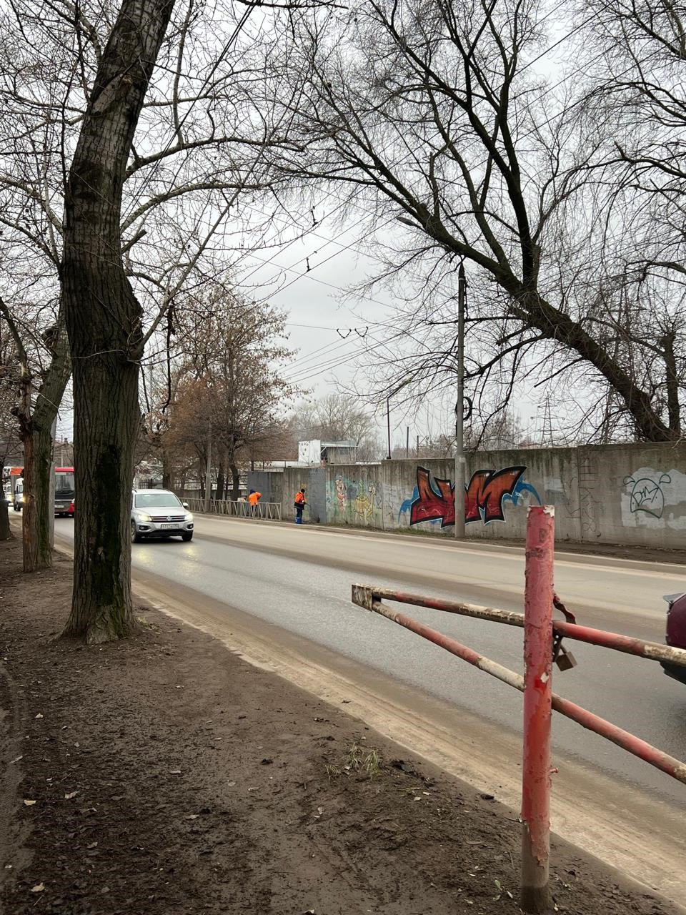 Днем 8 декабря сотрудники ДБГ проводят комплексные работы по уборке дороги и тротуаров на улице Чкалова Днем 8 декабря сотрудники ДБГ проводят комплексные работы по уборке дороги и тротуаров на улице Чкалова