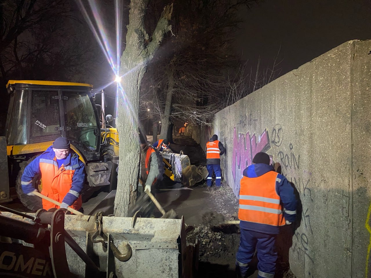 В ночь на 8 декабря подбор и вывоз грунтовых наносов осуществляли в микрорайоне Октябрьский городок В ночь на 8 декабря подбор и вывоз грунтовых наносов осуществляли в микрорайоне Октябрьский городок
