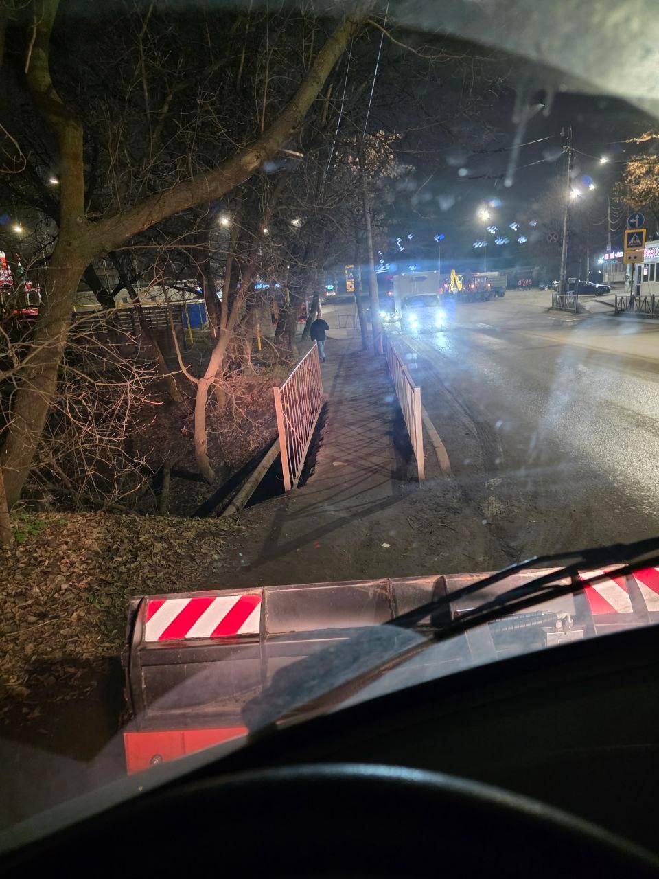 В ночь на 8 декабря подбор и вывоз грунтовых наносов осуществляли в микрорайоне Октябрьский городок В ночь на 8 декабря подбор и вывоз грунтовых наносов осуществляли в микрорайоне Октябрьский городок