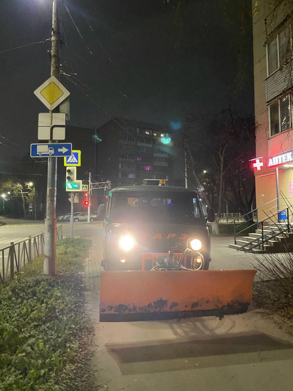 В ночь на 8 декабря подбор и вывоз грунтовых наносов осуществляли в микрорайоне Октябрьский городок В ночь на 8 декабря подбор и вывоз грунтовых наносов осуществляли в микрорайоне Октябрьский городок