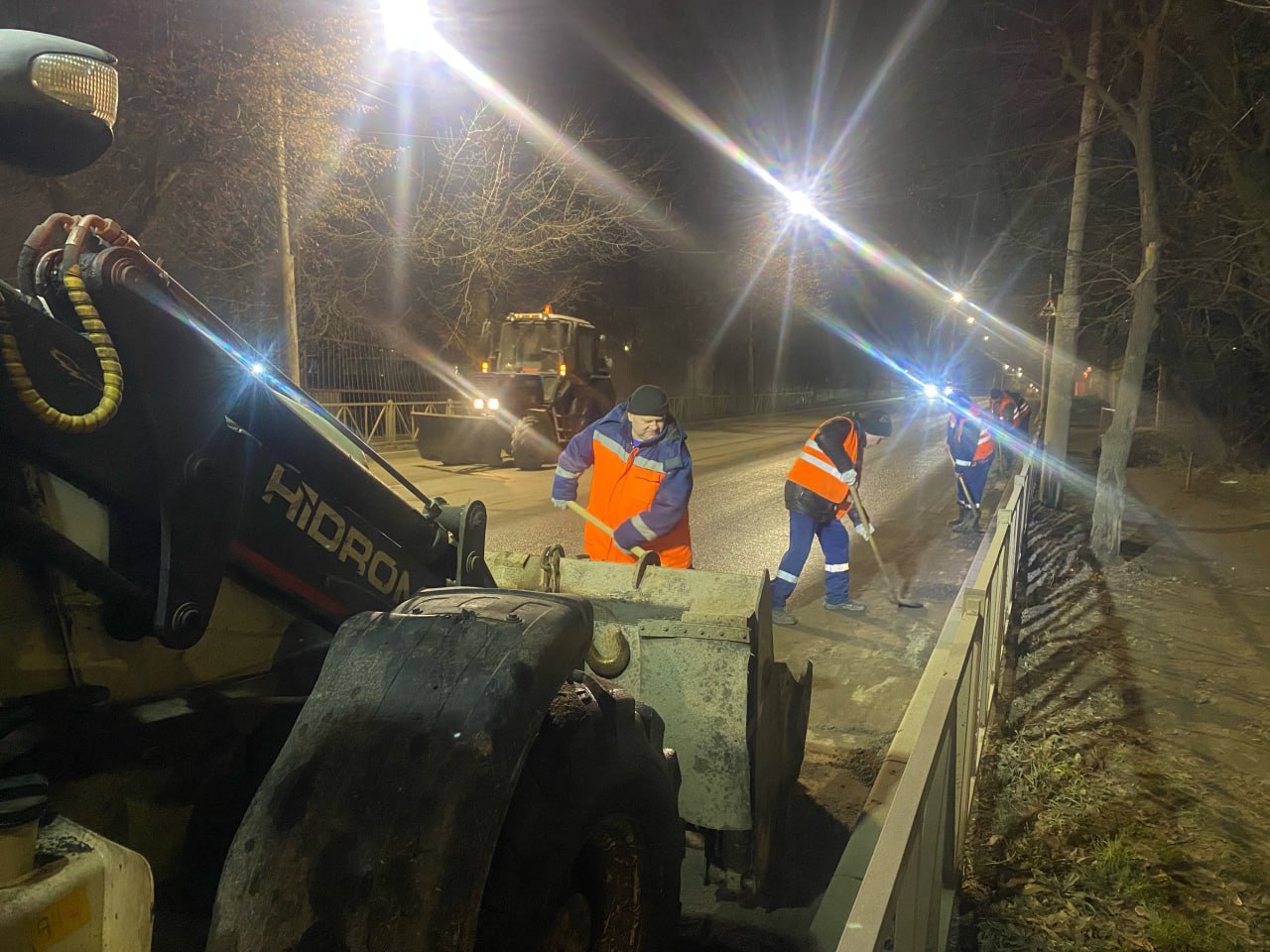 В ночь на 8 декабря подбор и вывоз грунтовых наносов осуществляли в микрорайоне Октябрьский городок В ночь на 8 декабря подбор и вывоз грунтовых наносов осуществляли в микрорайоне Октябрьский городок