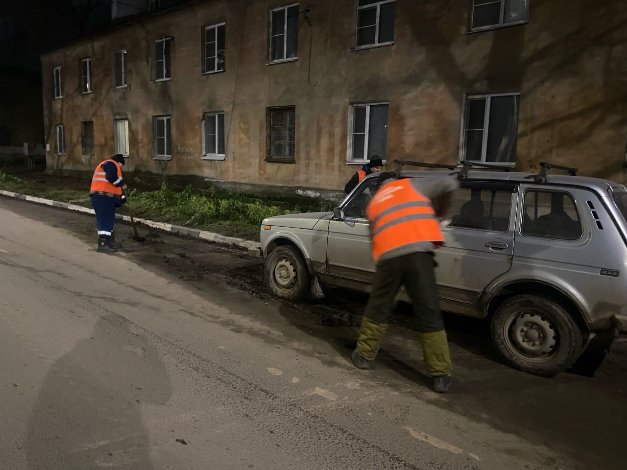 В ночь на 8 декабря подбор и вывоз грунтовых наносов осуществляли в микрорайоне Октябрьский городок В ночь на 8 декабря подбор и вывоз грунтовых наносов осуществляли в микрорайоне Октябрьский городок