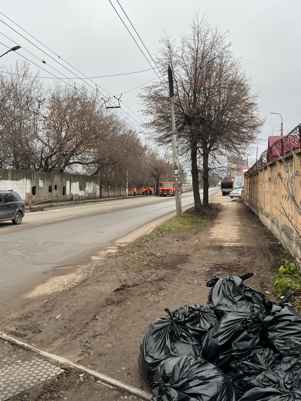 Днем 8 декабря сотрудники ДБГ проводят комплексные работы по уборке дороги и тротуаров на улице Чкалова Днем 8 декабря сотрудники ДБГ проводят комплексные работы по уборке дороги и тротуаров на улице Чкалова